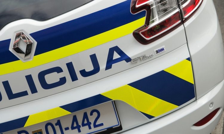 Po sobotni nesreči pri Kočevskih Poljanah v bolnišnici umrl 69-letni motorist