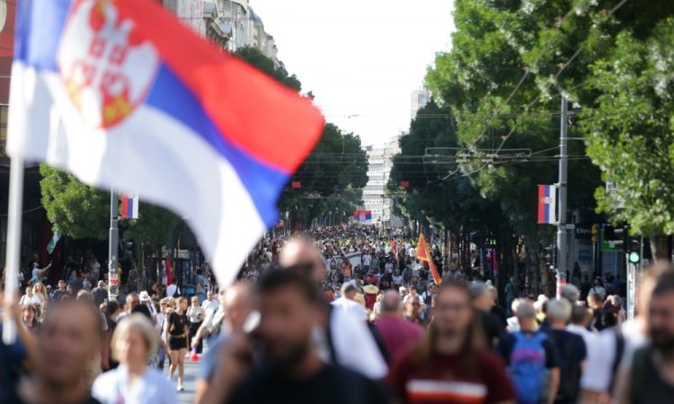 V Beogradu več kot 100.000 ljudi na študentskih protestih, sledili so spopadi s policijo