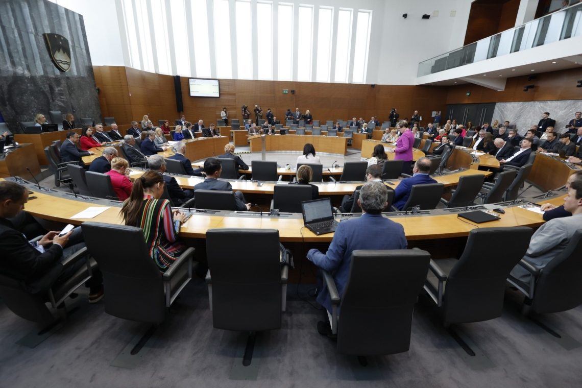 Vrečko ostaja ministrica za kulturo