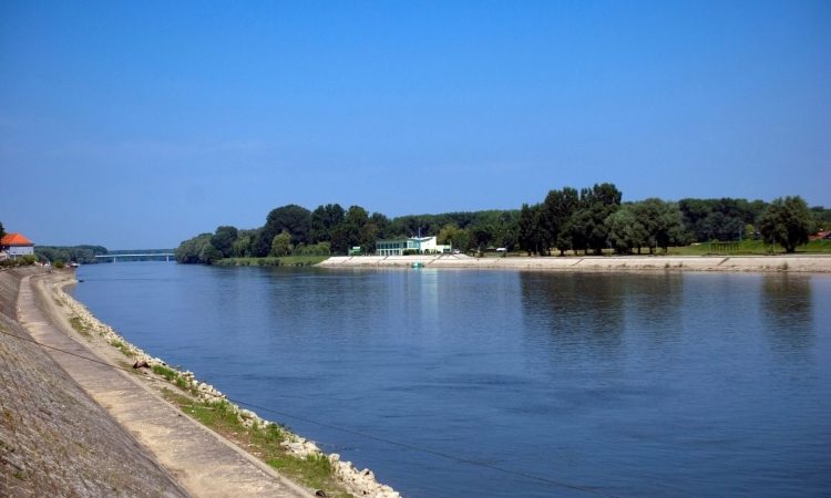 V Dravi našli truplo devetletnega otroka