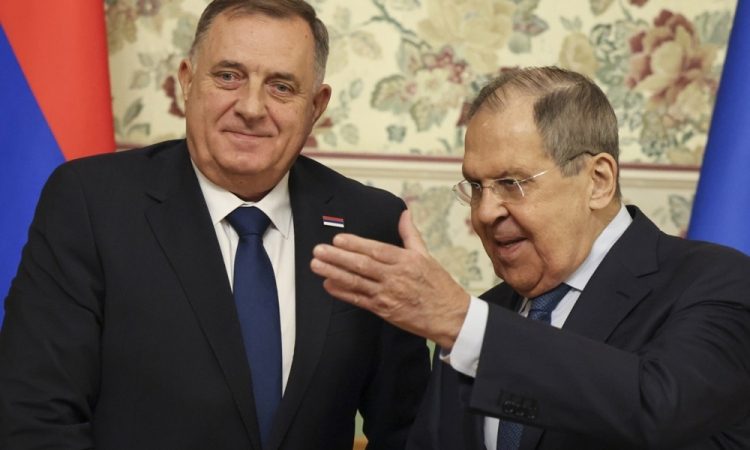 Lavrov krivdo za krizo v BiH pripisal Zahodu in podprl Dodika