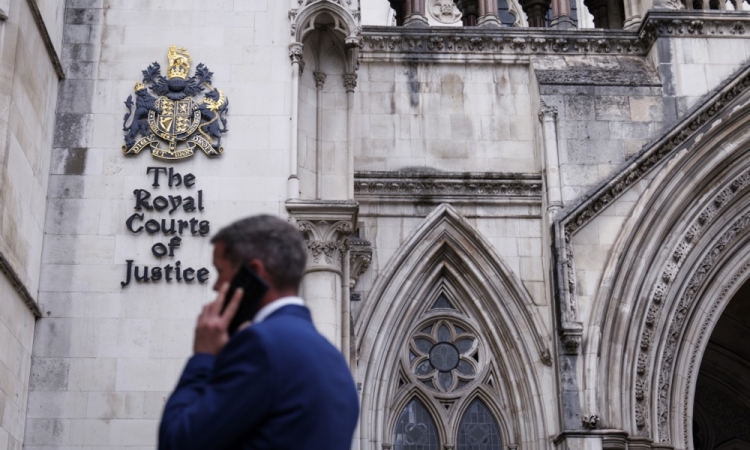 Banksyjev mural na londonskem sodišču izbrisan po dveh dneh