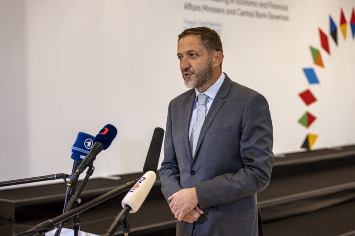Vlada predlaga obvezno božičnico in višji prag za normirance