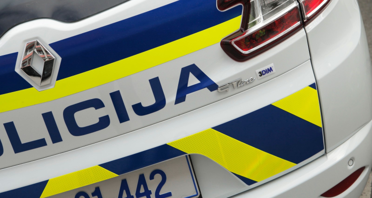 Policisti pri Čatežu ob Savi prijeli tihotapca in skupino tujcev brez pogojev za vstop