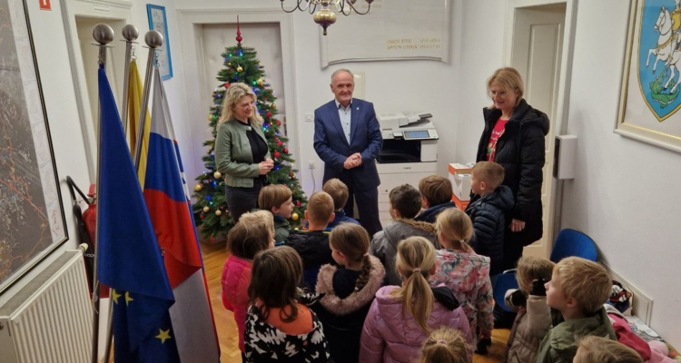 Otroci iz Vrtca Šenčur obiskali župana in mu voščili za praznike