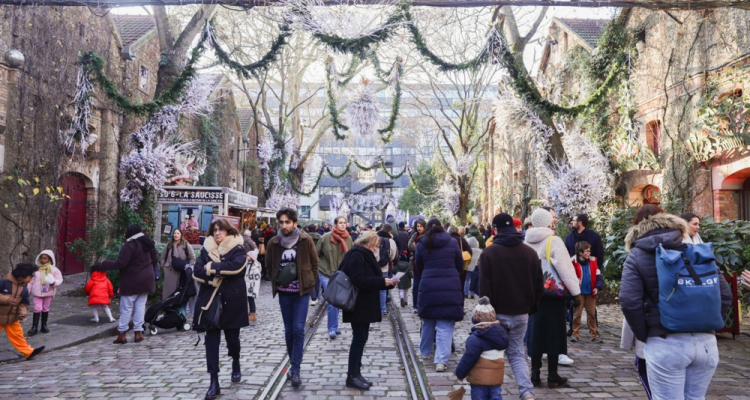 Mlade kristjane v Parizu sprejeli v cerkve in domove
