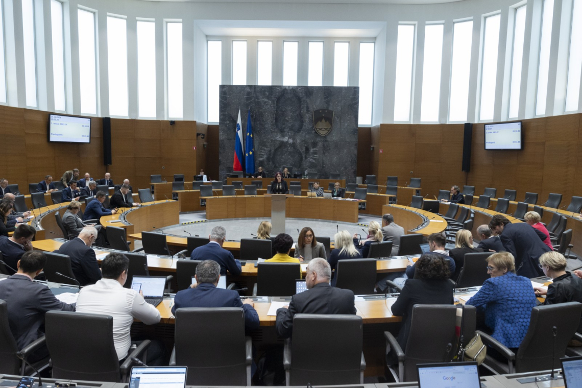 DZ potrdil tri nove ustavne sodnike