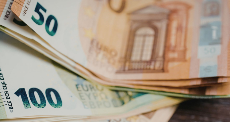 Delež ponarejene evrske gotovine v Sloveniji ostaja majhen