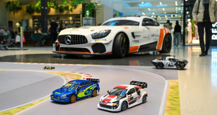 Dirkalnik Mercedes AMG GT3 navdušil obiskovalce Cityparka