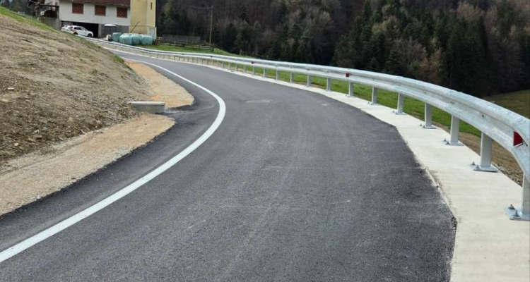 V Podkraju po sanaciji plazu znova odprta cesta